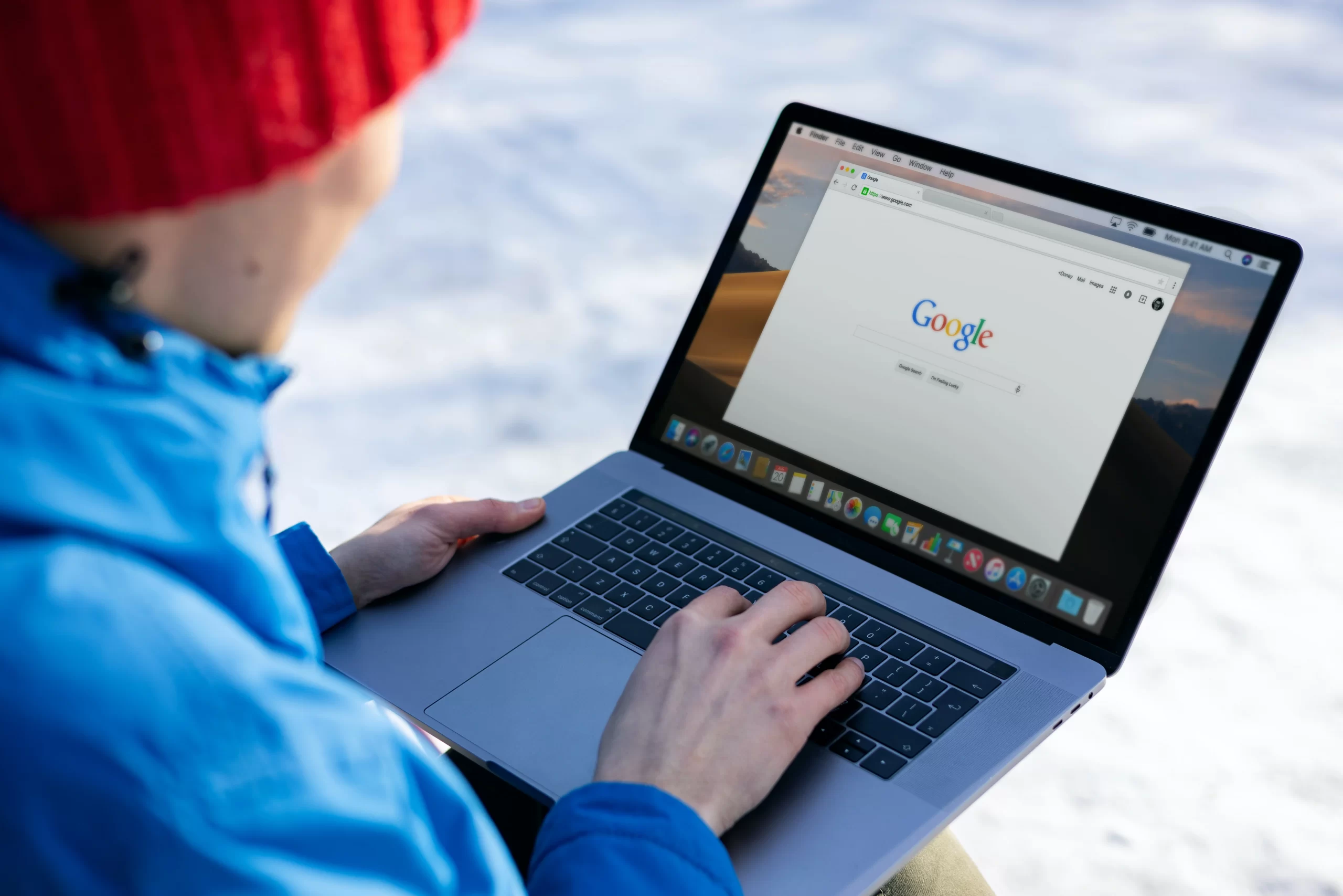 mulher, sentada, fazendo uma pesquisa no Google