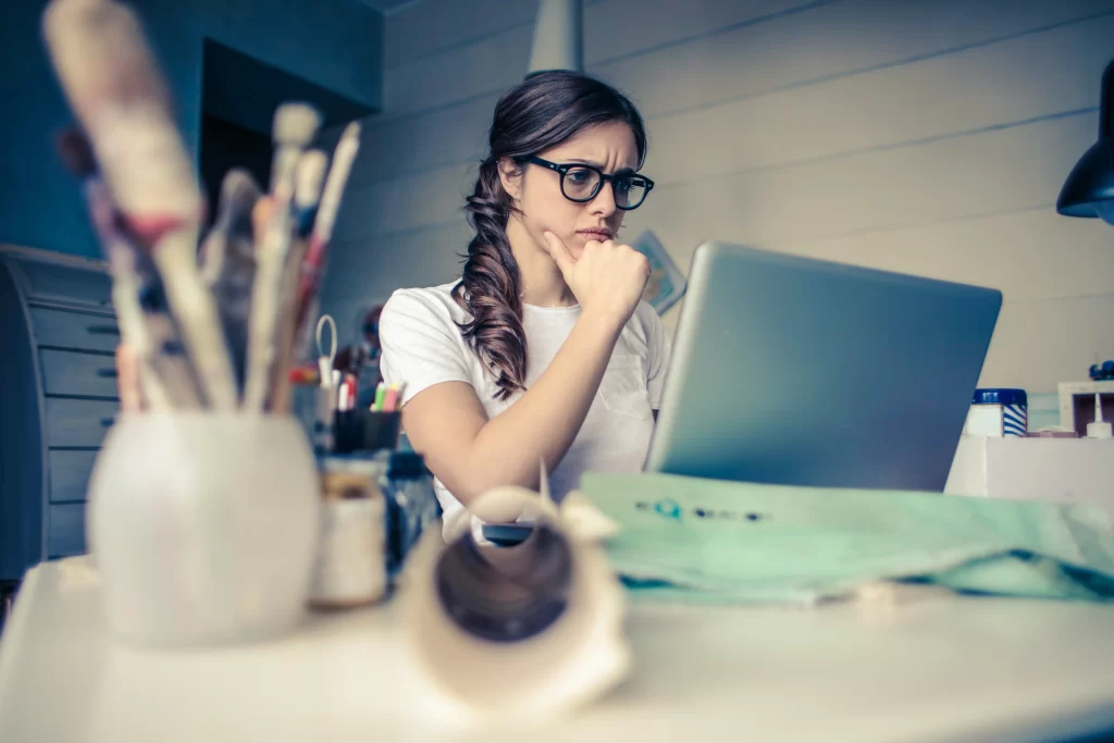 mulher trabalhando em um notebook