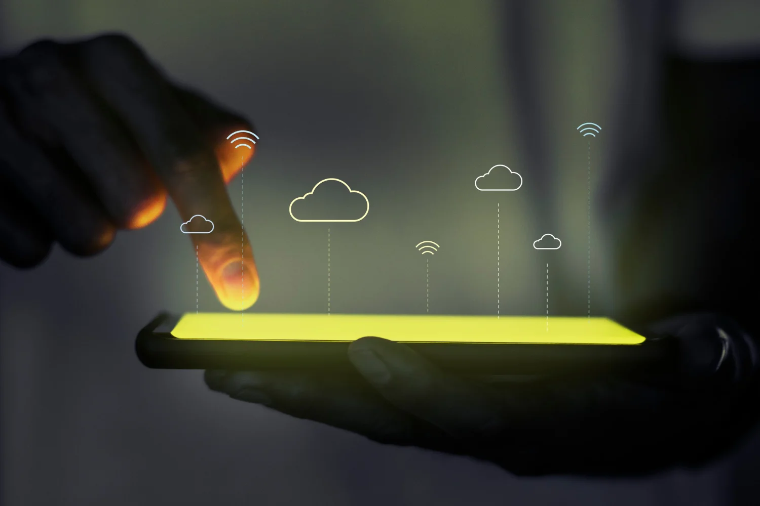 pessoa utilizando seu smartphone para acessar a cloud