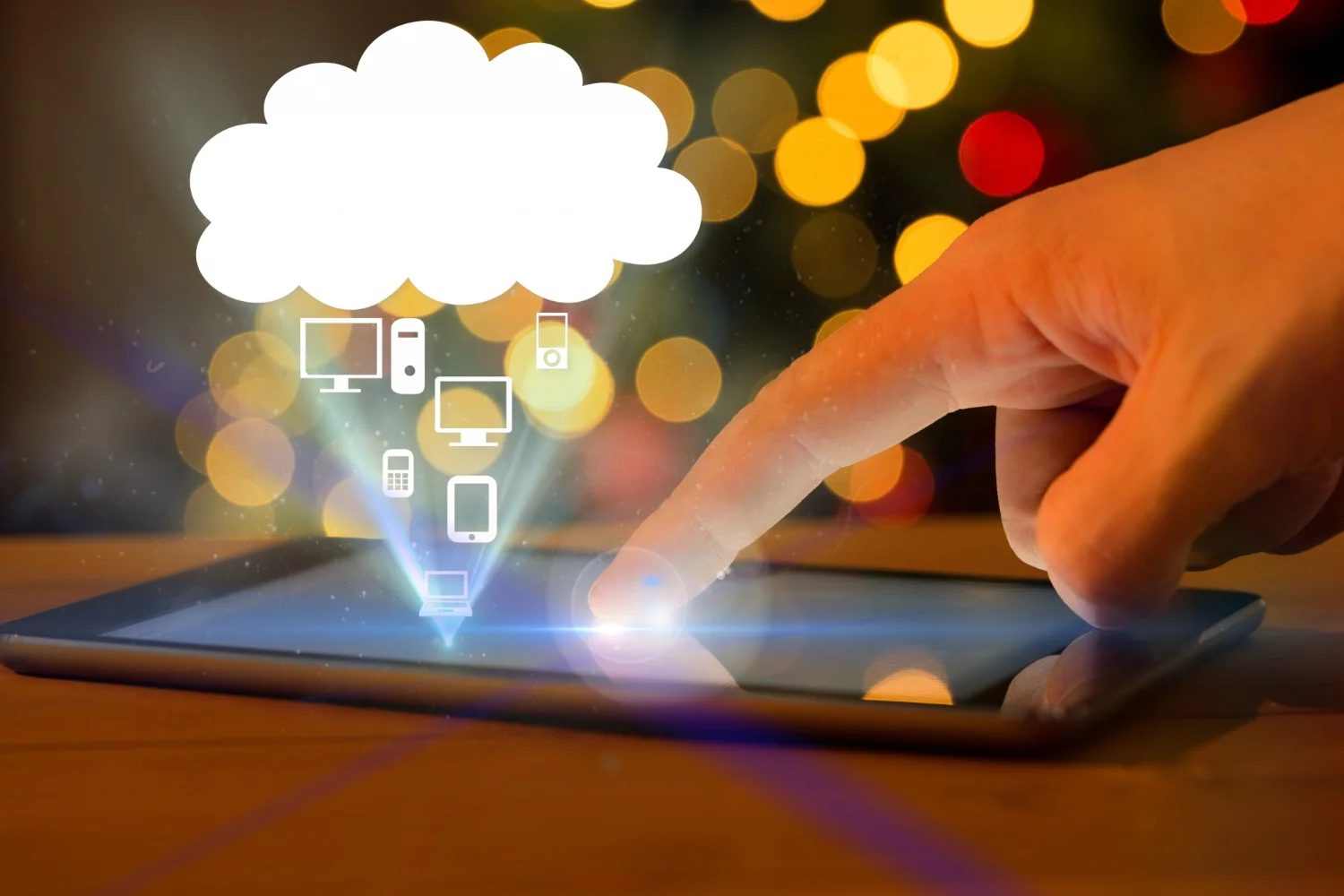 mão tocando tablet com Nuvem a mostra, representando facilidade do uso do GCP