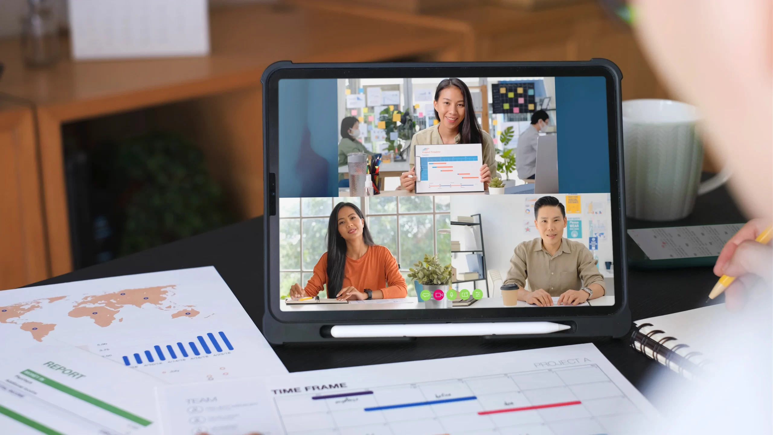 pessoas realizando uma vídeochamada pelo google workspace