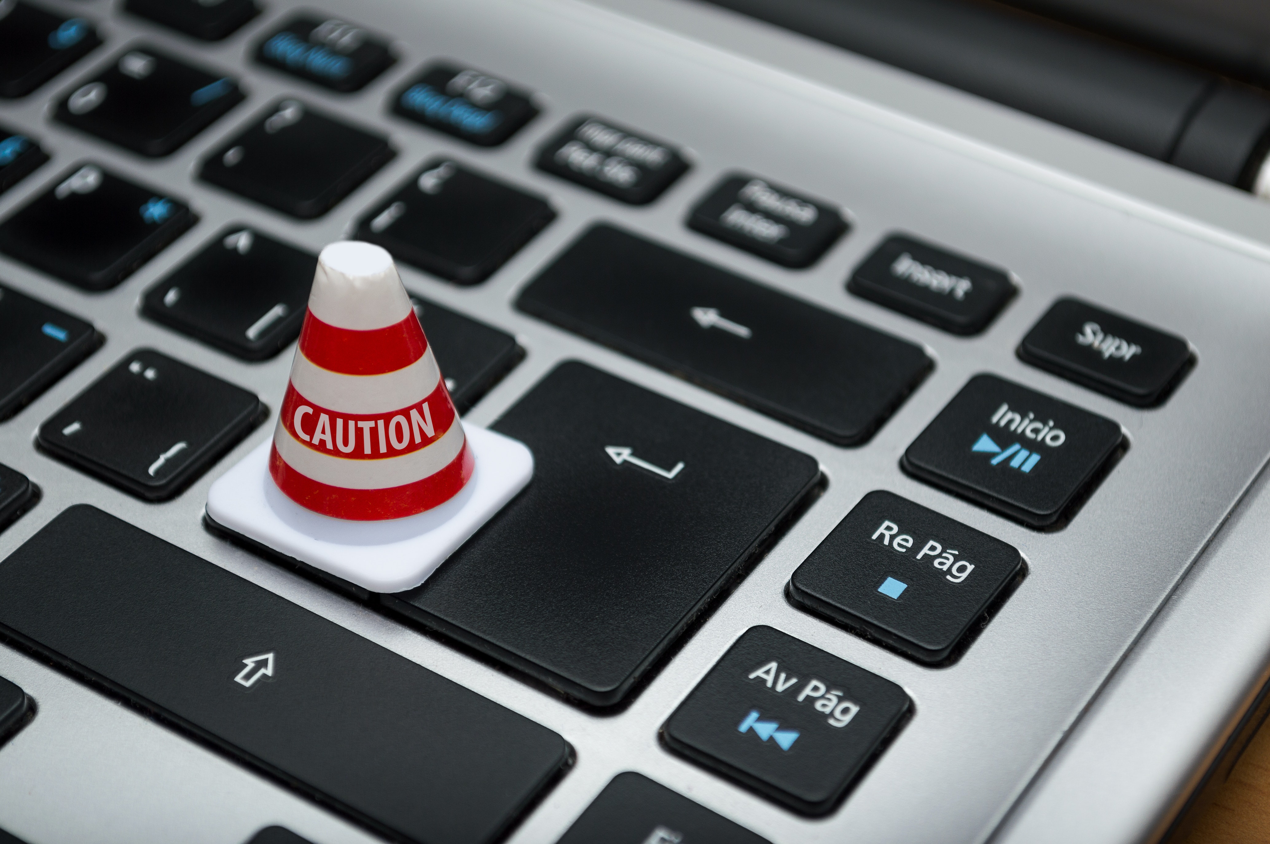 teclado com cone escrito "caution"