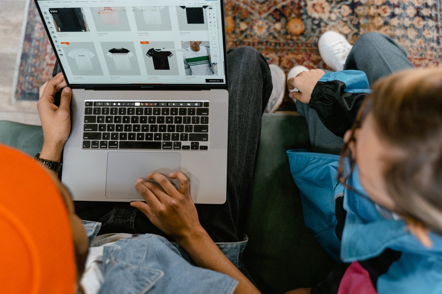 mulheres fazendo compras online através do notebook