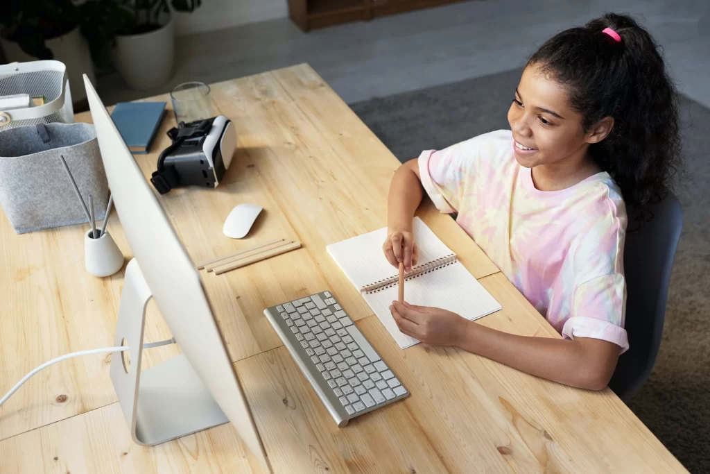 menina estudando através do computador - Tecnologia na Educação