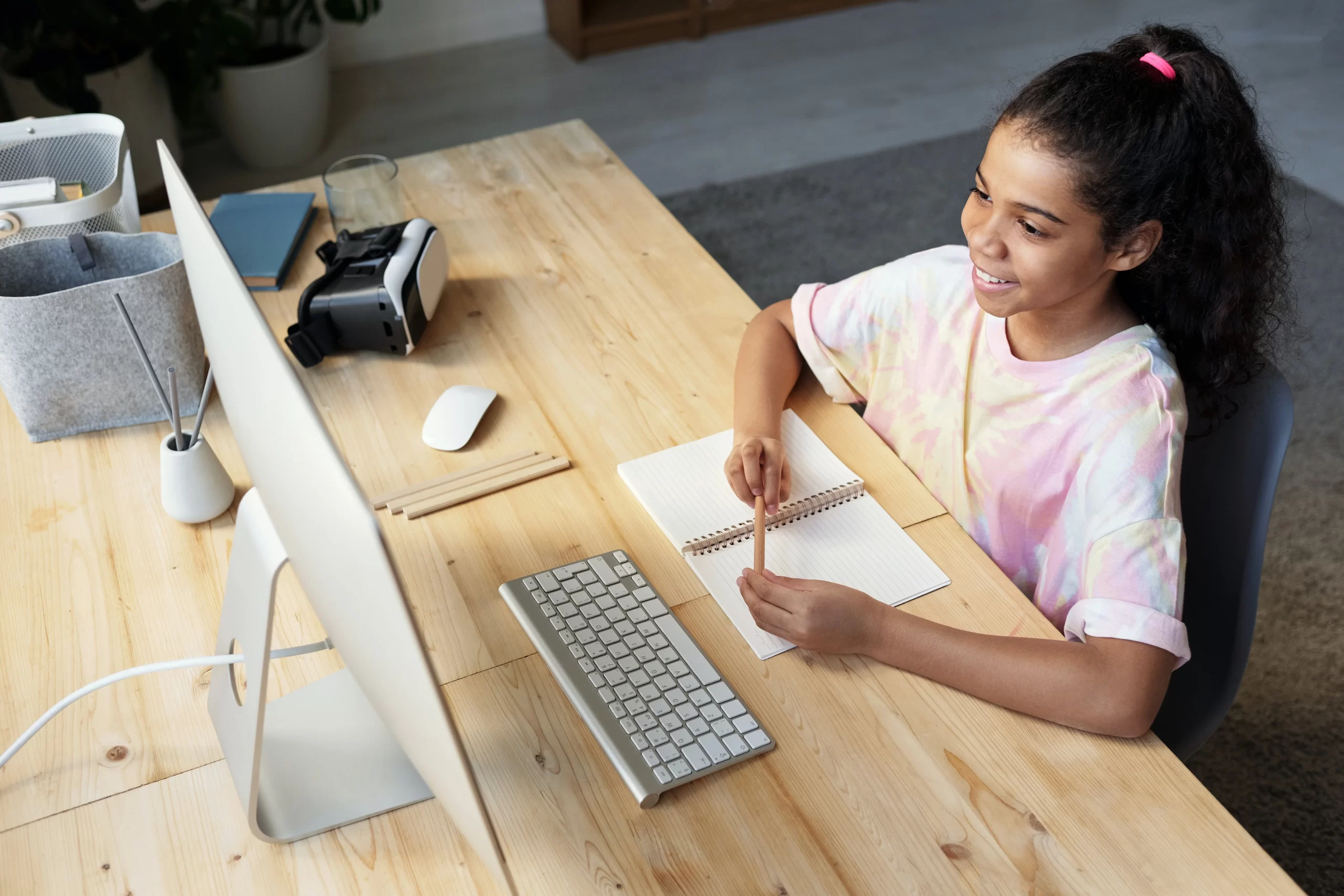 menina estudando através do computador