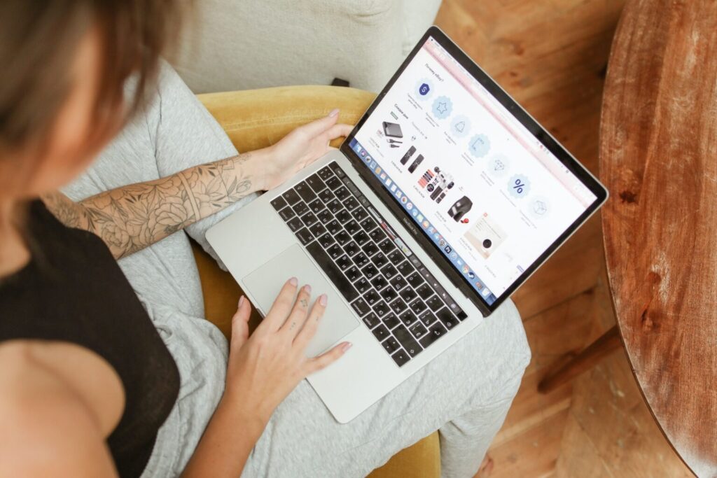 mulher fazendo compras online através do notebook