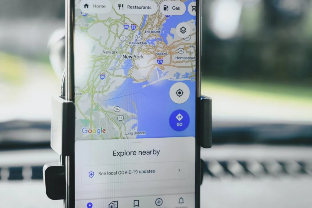 dados georreferenciados sendo mostrados na tela de um celular através do Google Maps