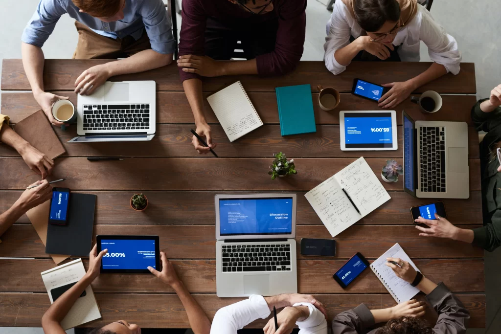pessoas utilizando o google drive para a colaboração