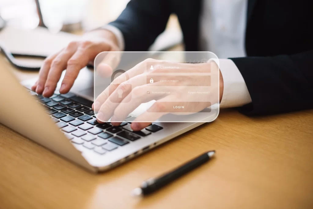 Proteção de dados para empresas - Blog IPNET homem mexendo em notebook e tela de login centralizada ao meio da imagem representando a proteção de dados