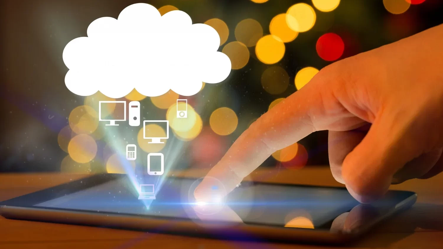 Funcionário utilizando a Google Cloud Platform - Blog IPNET mão tocando tablet com Nuvem a mostra, representando facilidade do uso do GCP