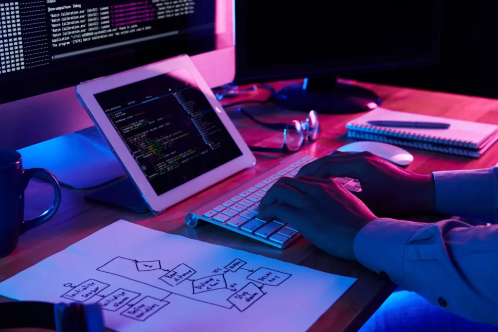 pessoa utilizando códigos no computador