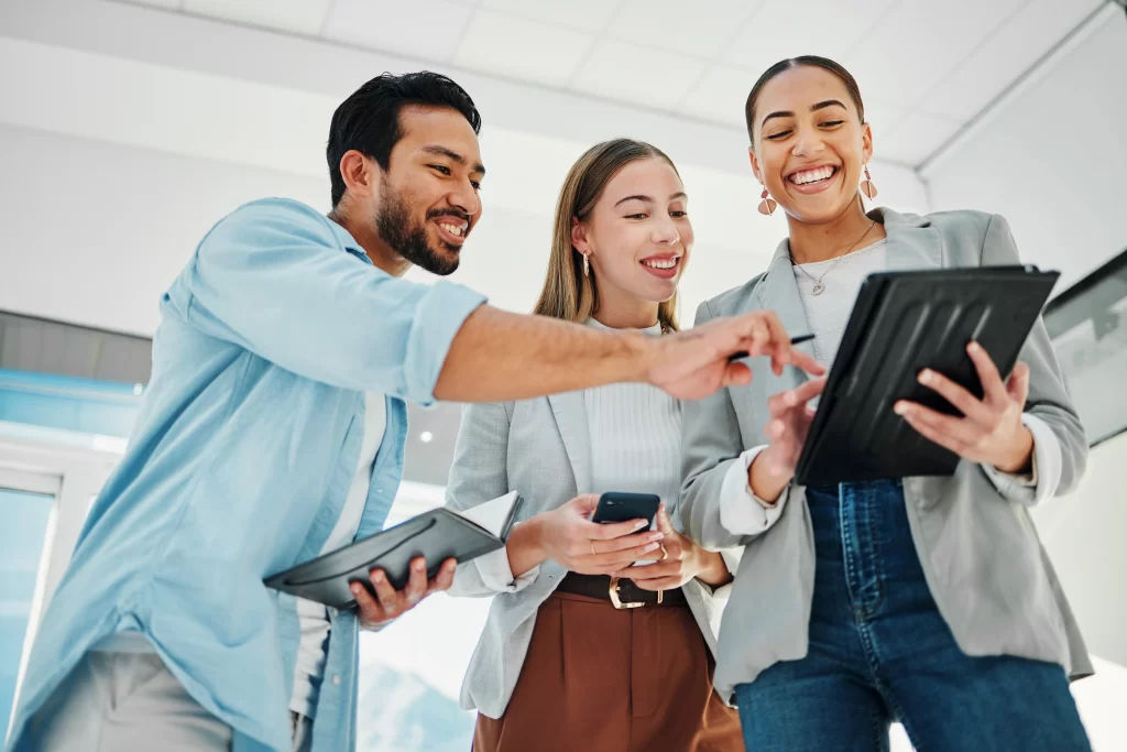 cultura colaborativa: jovens trabalhando em conjunto através de um tablet