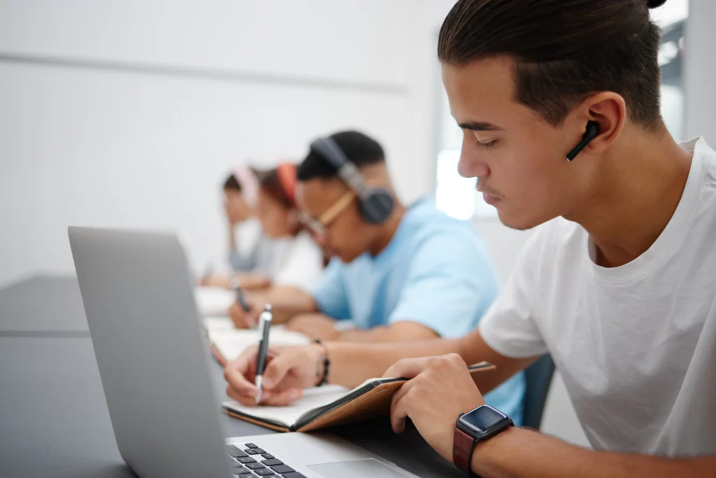 homem utilizando um computador para trabalhar