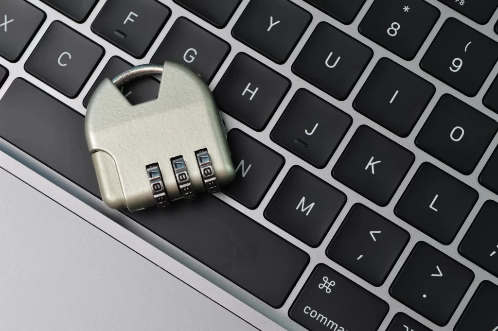 teclado com um cadeado a frente, representando segurança da informação