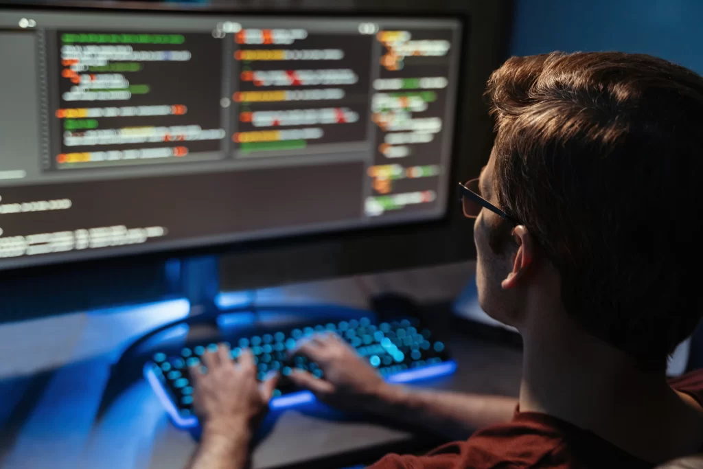 homem gerando códigos em um computador