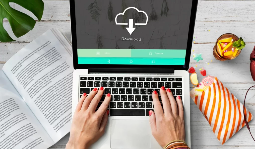 pessoa mexendo no notebook representando o google drive para empresas