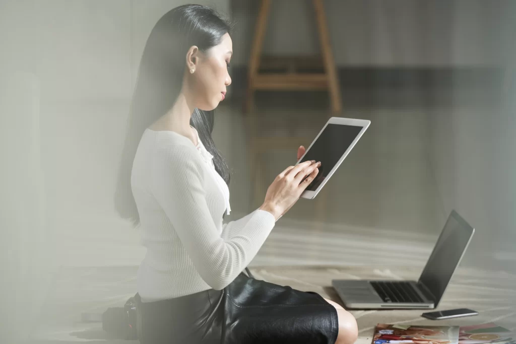 mulher asiática com um tablet em mãos