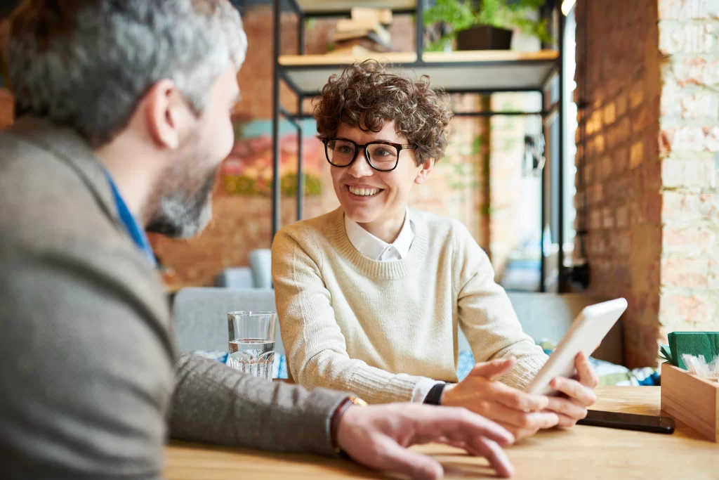 mulher e homem colaborando utilizando as novas formas de trabalho