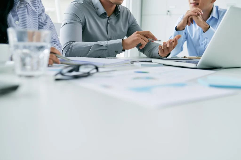 homens trabalhando em um escritório