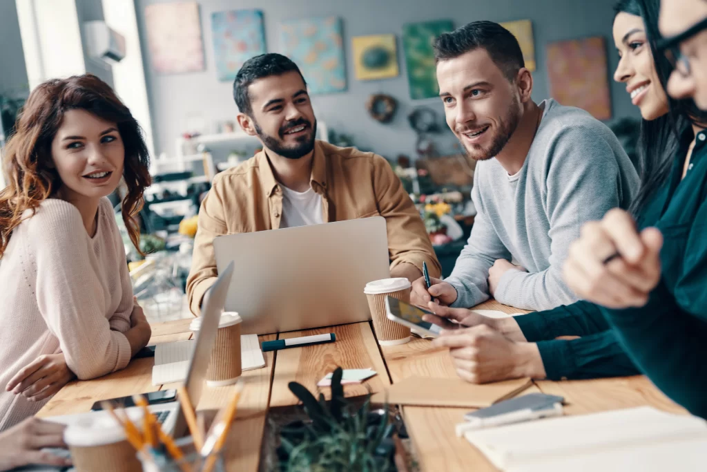 equipe colaborando no escritório