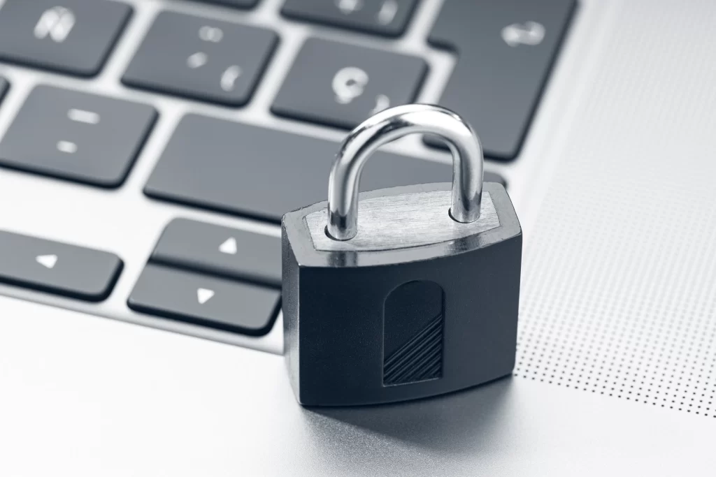 cadeado em cima de um teclado representando a segurança da informação
