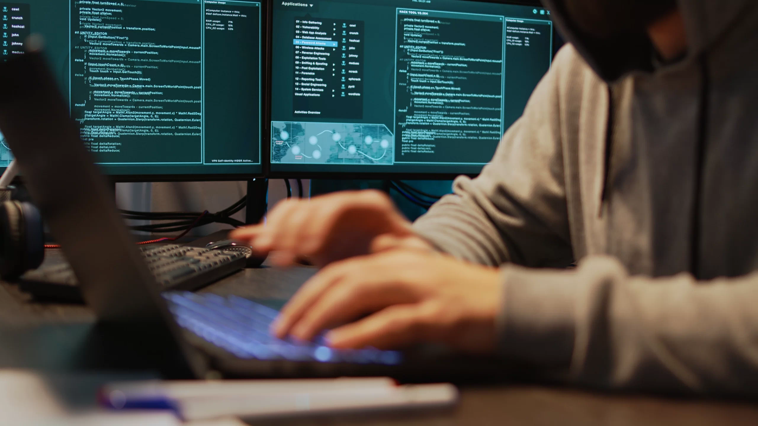 hacker mexendo em notebook, representando a importância da disponibilidade da segurança da informação