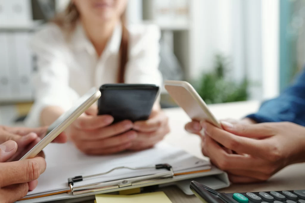 comunicação unificada sendo representada através do uso de celulares no ambiente empresarial