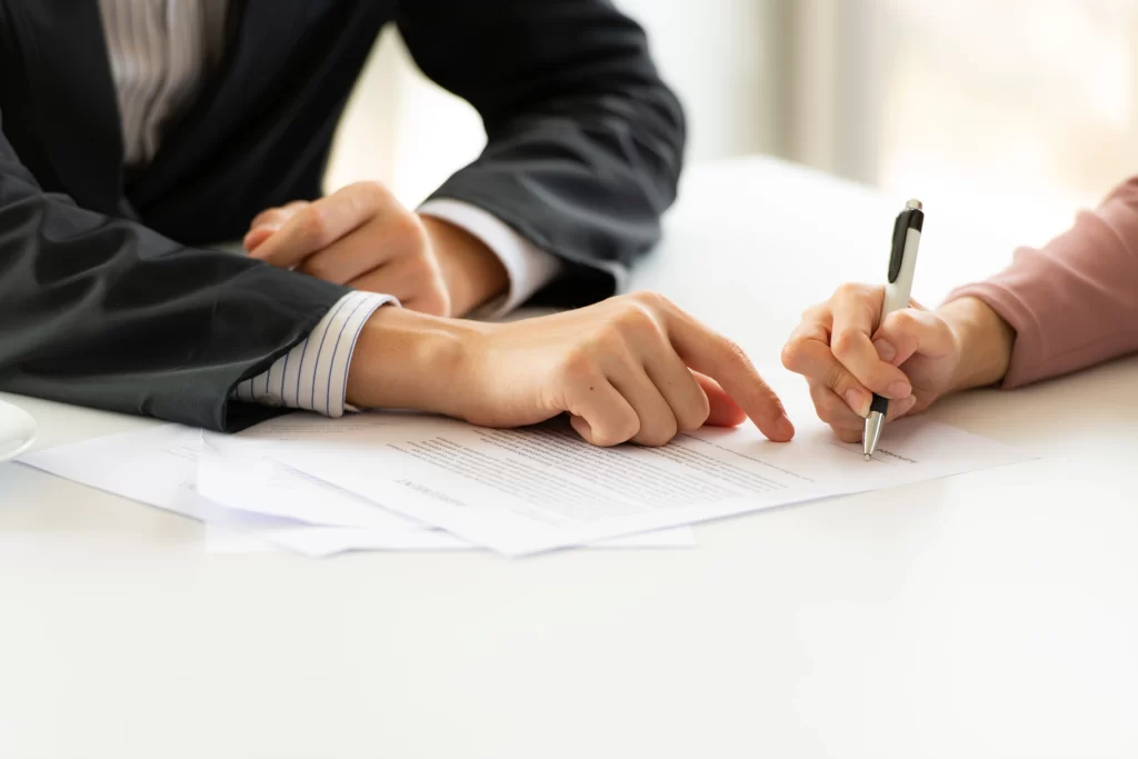 homem e muher assinando um contrato