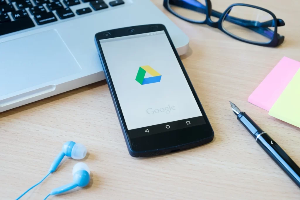 celular com a logo do google drive para empresas
