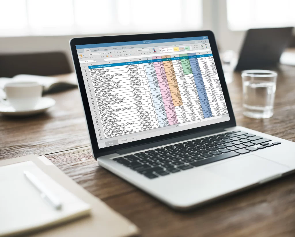 computador com a tela no google sheets
