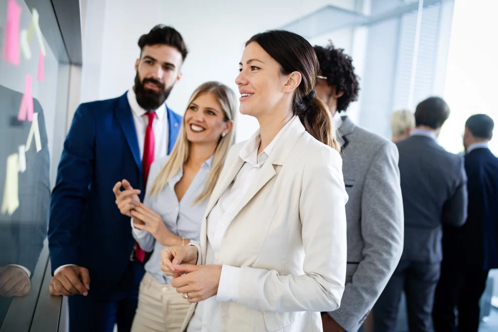 grupo de executivos planejando novas estratégias em um quadro