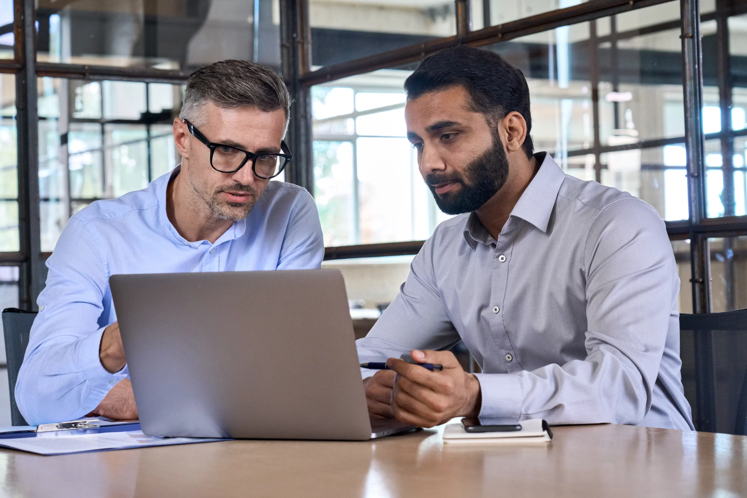 homens realizando gestão da informação através do computador