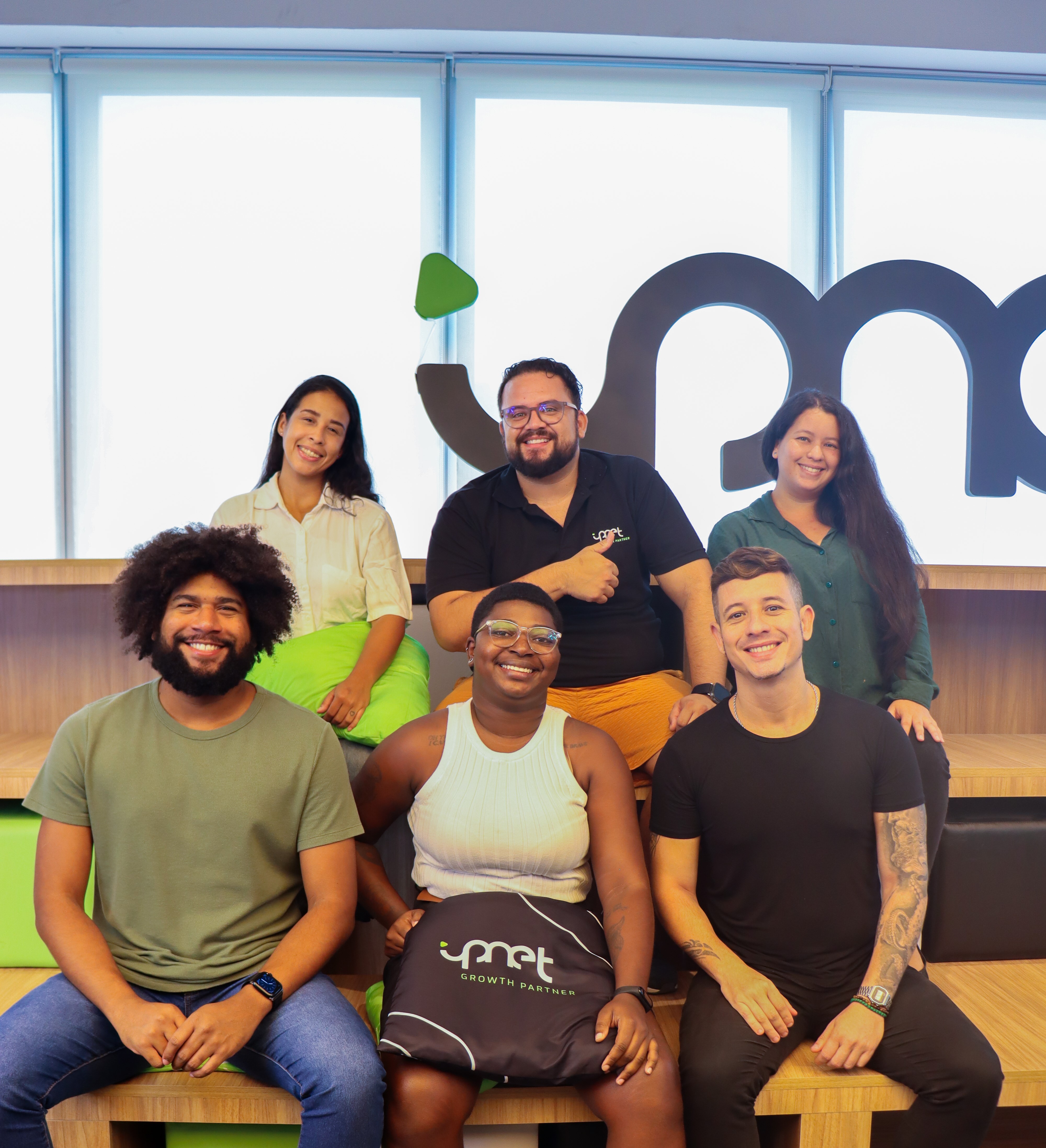 colaboradores da IPNET celebrando a diversidade, igualdade e inclusão