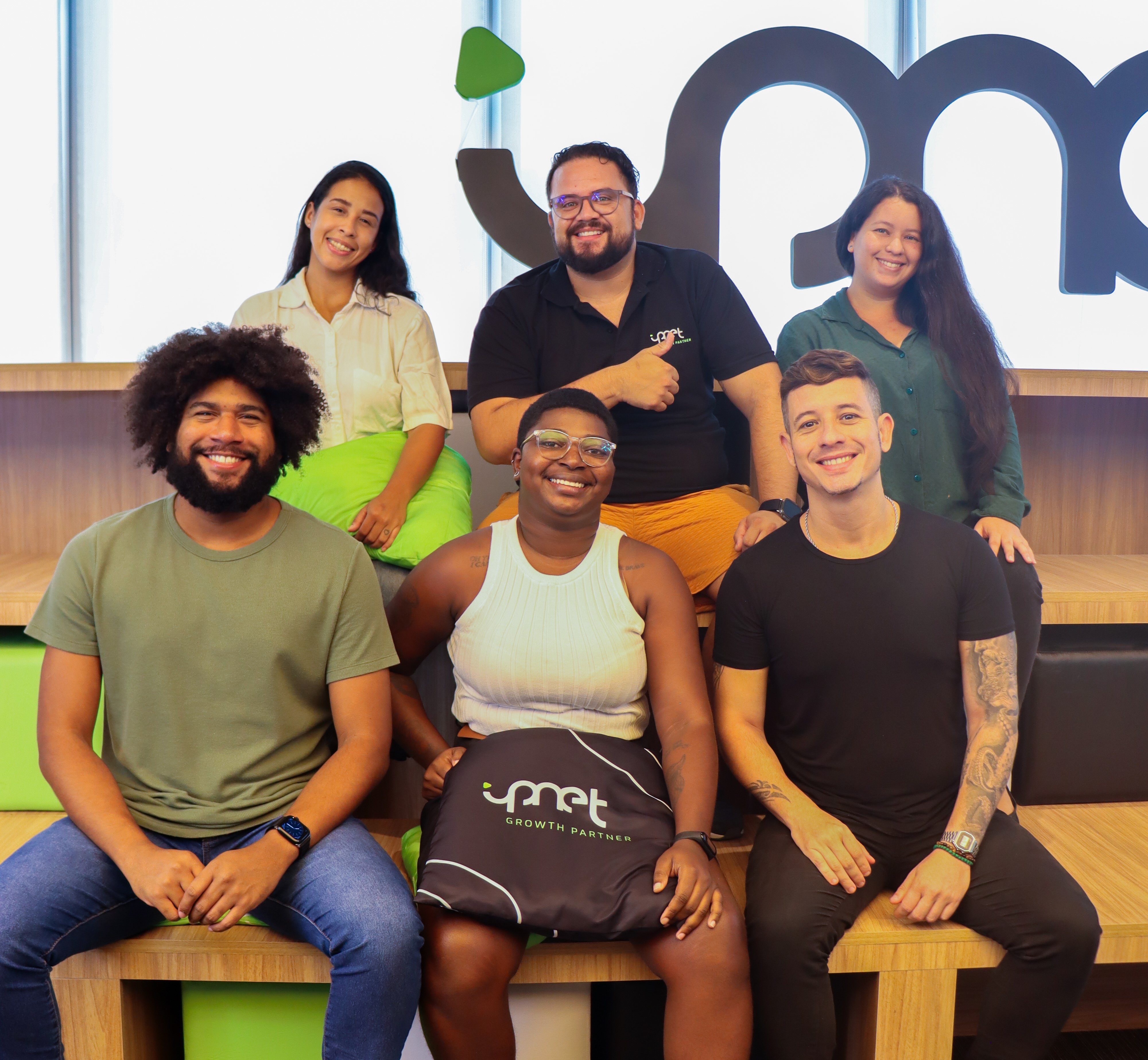 colaboradores da IPNET celebrando a diversidade, igualdade e inclusão