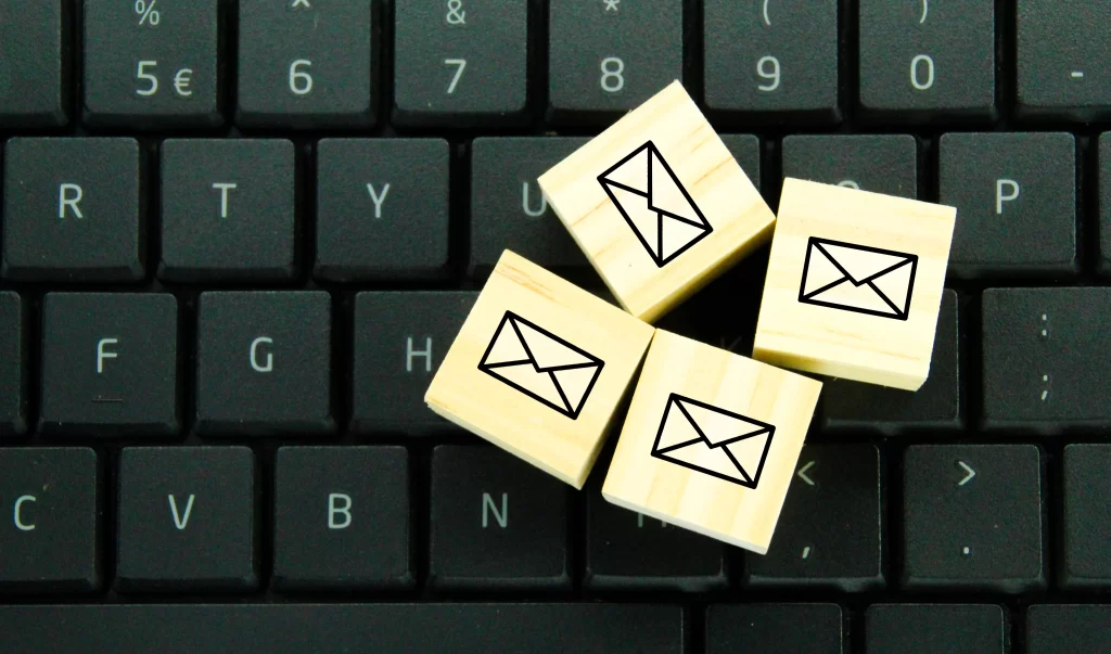 Imagem simbólica que representa o e-mail através de cubos de madeira.