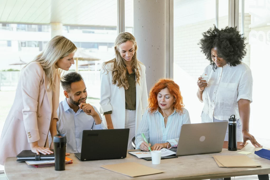 Colegas de trabalho colaborando em equipe.
