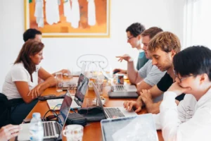 grupo de jovens trabalhando juntos
