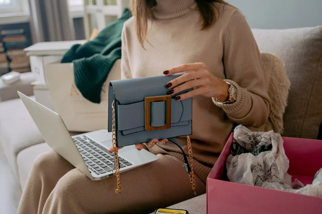 Comportamento do consumidor - Blog IPNET mulher fazendo compras por meio da internet