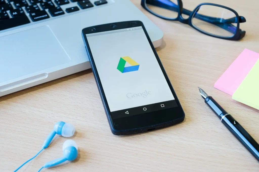 celular com a logo do google drive para empresas